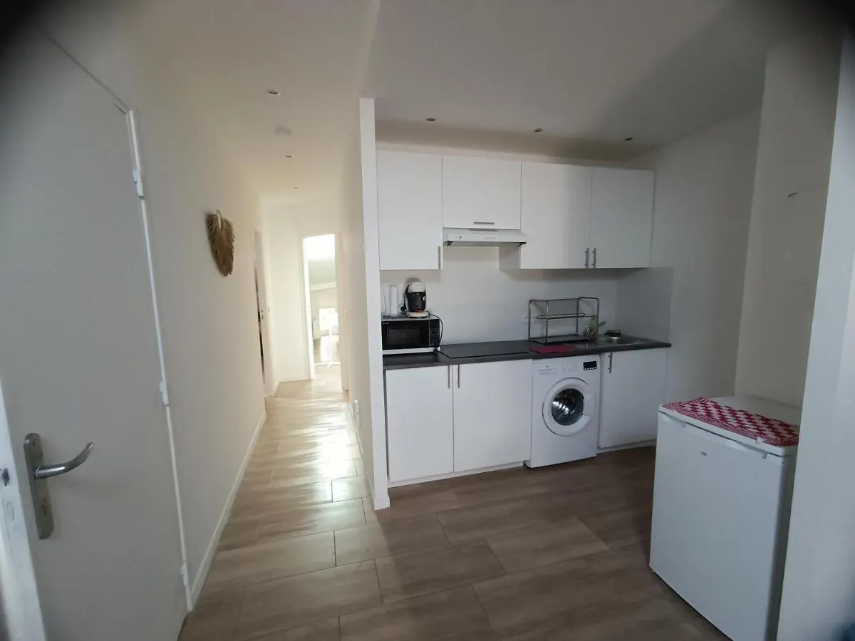 Amplia Habitacion En Tarascon 0*,  France